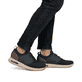 Blaue Rieker Herren Slipper B1054-14 mit Rieker Air Sohlenfenster. Schuh am Fuß.