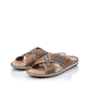 Braune Rieker Herren Pantoletten 21061-25 mit der Komfortweite G. Schuhpaar seitlich schräg.