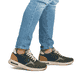 Grüne Rieker Herren Sneaker Low B1000-54 mit Rieker Air Sohlenfenster. Schuh am Fuß.