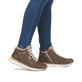 Braune Rieker Damen Sneaker High 42570-22 mit flexibler und super leichter Sohle. Schuh am Fuß.
