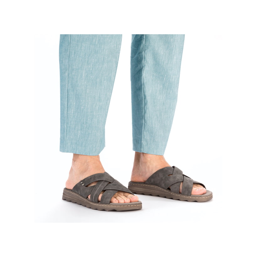 Graue Rieker Herren Pantoletten 21690-45 mit Komfortweite G sowie leichter Sohle. Schuh am Fuß.