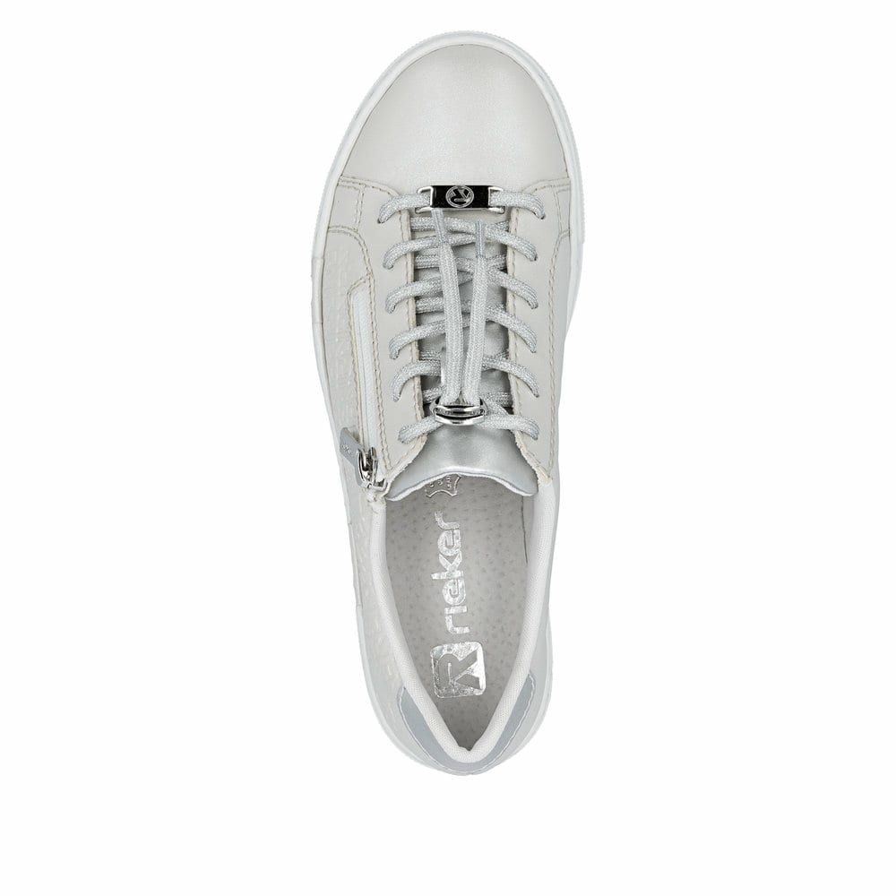 Silberne Rieker Damen Sneaker Low N4960-90 mit dekorativer Prägung. Schuh von oben.