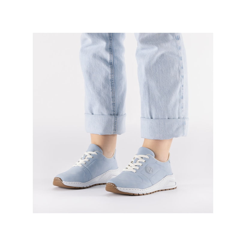 Blaue Rieker Damen Sneaker Low M4903-12 mit abgesetztem Logo sowie Schnürung. Schuh am Fuß.