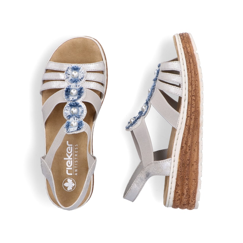 Graue Rieker Keilsandaletten 62771-40 mit Schmuckelementen sowie einem Gummizug. Schuh von oben, liegend.