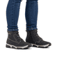 Dunkelblaue Rieker Damen Schnürstiefel 45925-14 mit einem Reißverschluss. Schuh am Fuß.