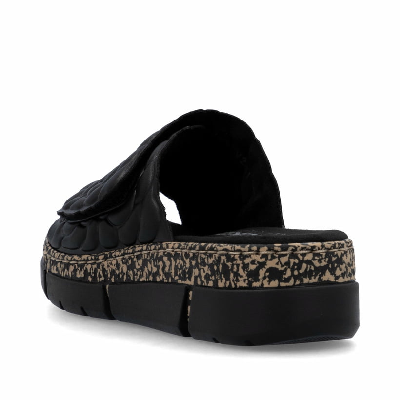 Schwarze Rieker Damen Pantoletten V2351-00 mit floralem Muster. Schuh von hinten.