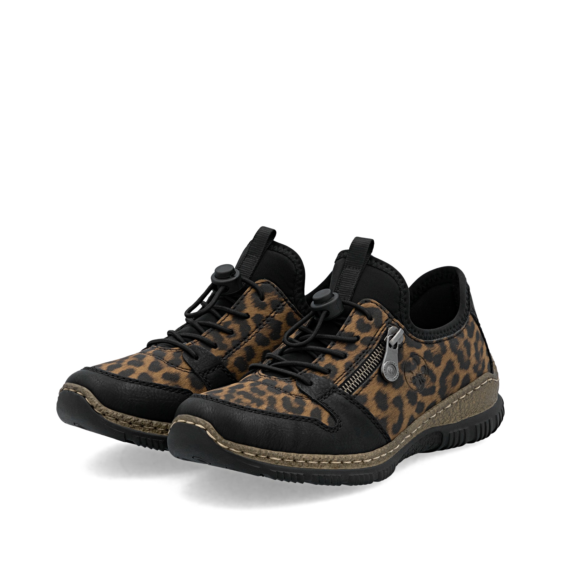 Braunschwarze Rieker Damen Slipper N32G0-90 mit Leo-Print sowie einem Gummizug. Schuhpaar seitlich schräg.