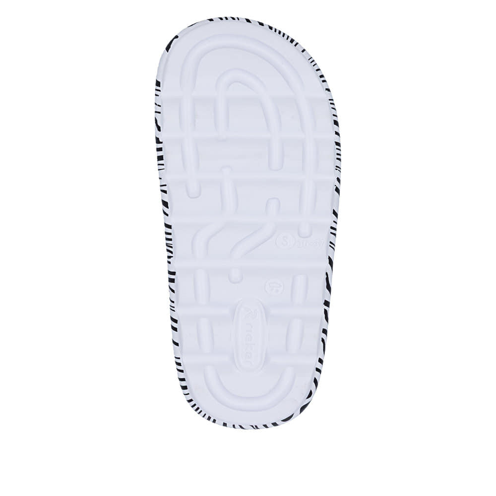 Schwarzweiße Rieker Damen Pantoletten P2450-81 mit angesagtem Animal-Print. Schuh Laufsohle.
