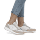 Weiße Rieker Damen Sneaker Low W0608-80 mit griffiger und leichter Sohle. Schuh am Fuß.