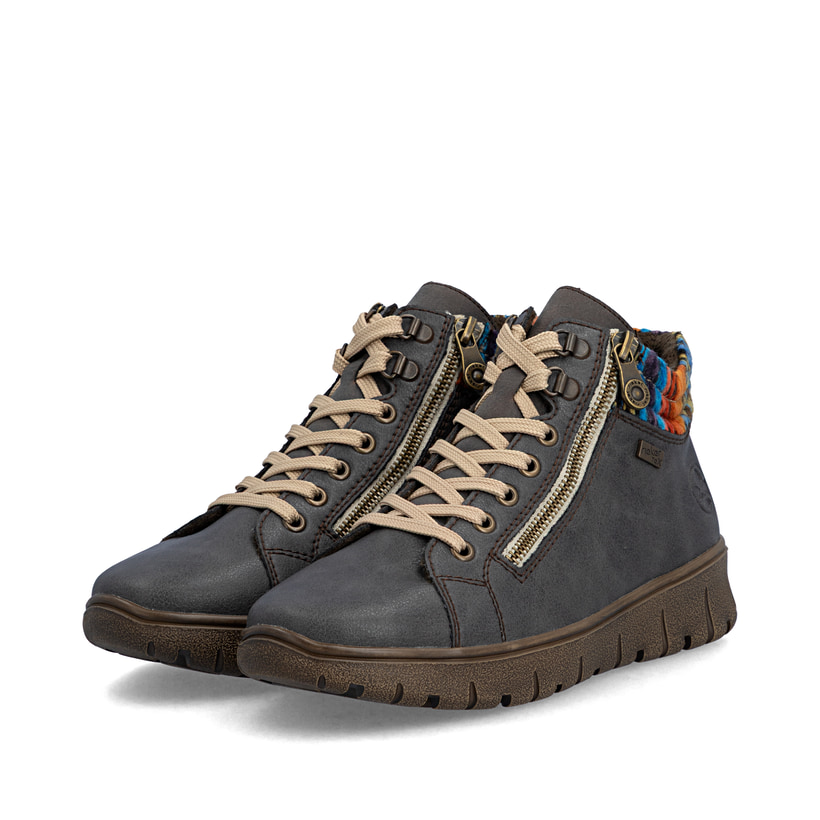 Dunkelgraue Rieker Damen Schnürstiefel N1305-45 aus Glattleder. Schuhpaar seitlich schräg.