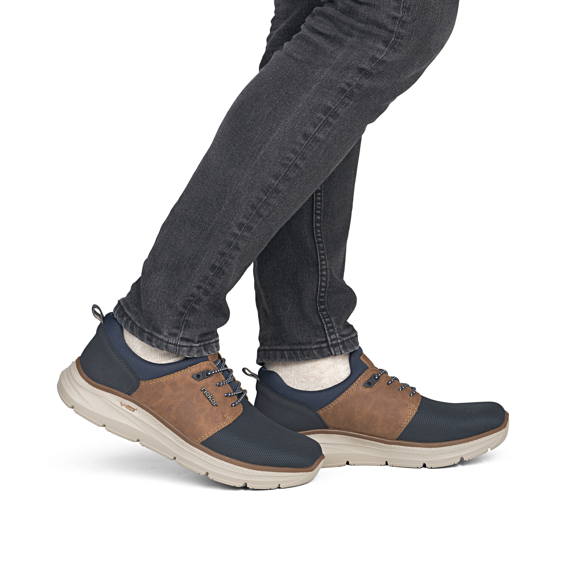 Dunkelblau-schwarze Rieker Herren Slipper B1850-14 mit lightsole+ sowie Gummizug. Schuh am Fuß.