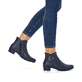 Schieferblaue Rieker Damen Stiefeletten Y0775-14 mit Reißverschluss sowie Blockabsatz. Schuh am Fuß