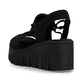 Schwarze Rieker Damen Sandalen 68075-00 mit einem Gummizug. Schuh von hinten.