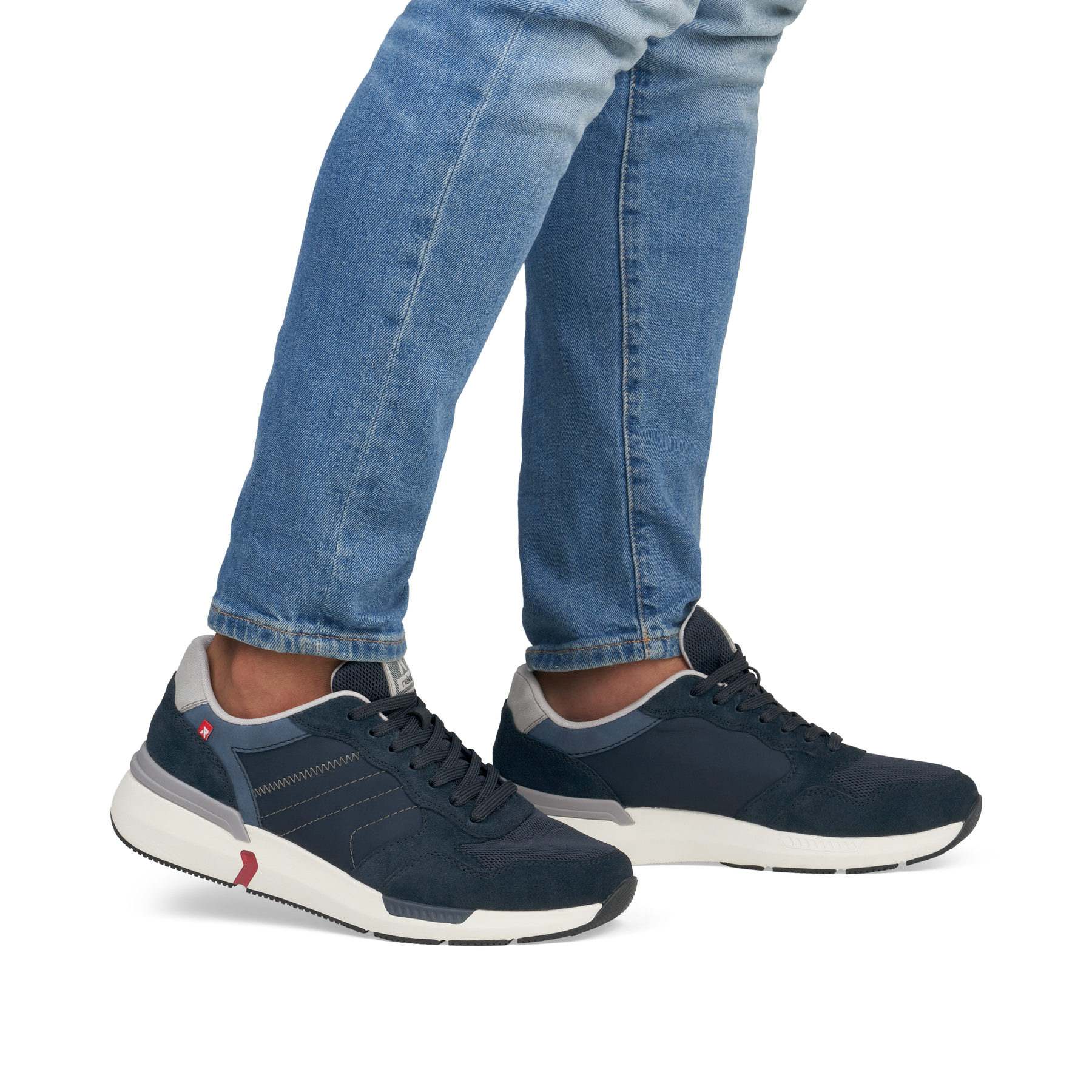 Blaue Rieker Herren Sneaker Low U1401-14 mit einer Schnürung. Schuh am Fuß.