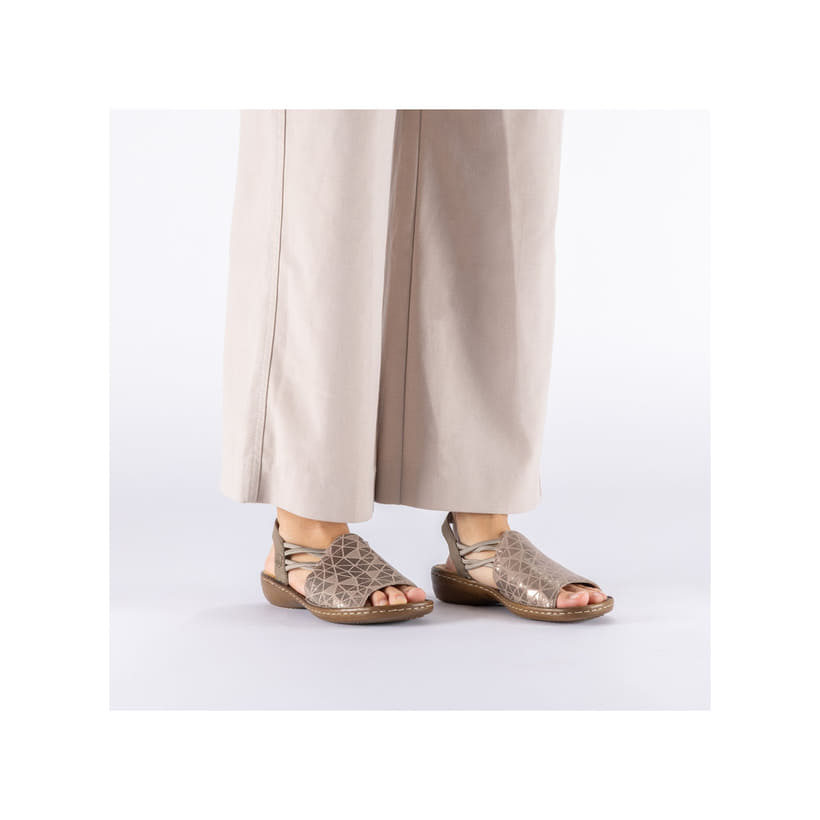 Sandales à lanières Rieker beiges femme 608D1-60 avec finition métallisée. Chaussure au pied.