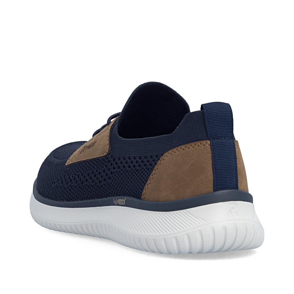Blaue Rieker Herren Slipper B9656-14 mit einem Gummizug sowie Komfortweite G 1/2. Schuh von hinten.