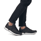 Schwarze Rieker Herren Sneaker Low U0304-01 mit griffiger und leichter Sohle. Schuh am Fuß.