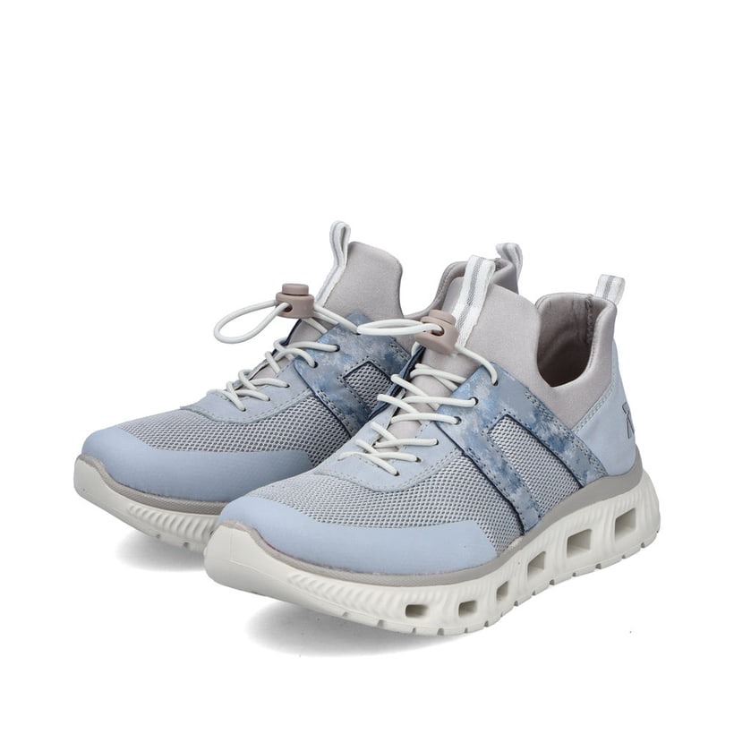 Blaue Rieker Damen Sneaker Low M6061-12 mit einem Gummizug sowie Komfortweite G. Schuhpaar seitlich schräg.