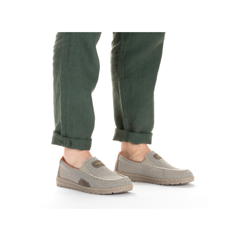 Beige Rieker Herren Slipper 08651-62 mit einem Gummizug sowie der Extraweite H. Schuh am Fuß.