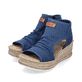 Schieferblaue vegane Rieker Keilsandaletten 68791-12 mit einem Reißverschluss. Schuhpaar seitlich schräg.