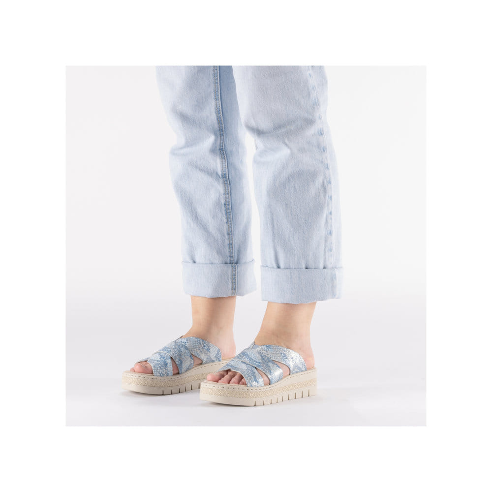 Blaue Rieker Damen Pantoletten V4989-10 mit angesagtem Animal-Print. Schuh am Fuß.