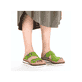 Grüne Rieker Damen Pantoletten V7982-52 mit einem Klettverschluss. Schuh am Fuß.