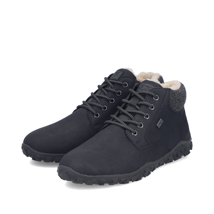 Schwarze Rieker Herren Schnürstiefel 08130-01 mit wasserabweisender TEX-Membran. Schuhpaar seitlich schräg.