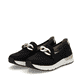 Schwarze Rieker Damen Loafer 58944-00 mit Deko-Kette sowie einem Gummizug. Schuhpaar seitlich schräg.