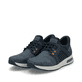 Blaue Rieker Herren Slipper B1053-14 mit Rieker Air Sohlenfenster. Schuhpaar seitlich schräg.