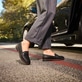 Schwarze Rieker Damen Loafer 45300-00 mit Gummizug sowie schmaler Passform E 1/2. Schuh am Model.