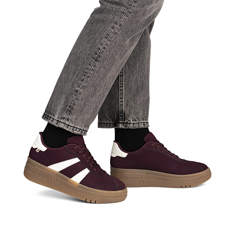 Baskets basses Rieker rouges pour femme M7601-30 avec lacets. Chaussure au pied.