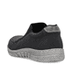 Schwarze Rieker Herren Slipper 03553-00 mit Elastikeinsatz sowie Extraweite H. Schuh von hinten.