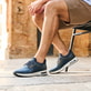 Blaue Rieker Herren Slipper B1053-14 mit Rieker Air Sohlenfenster. Schuh am Model.