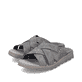 Graue Rieker Herren Pantoletten 21690-45 mit Komfortweite G sowie leichter Sohle. Schuhpaar seitlich schräg.