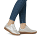 Metallische Rieker Damen Sneaker Low M5512-41 mit einer Schnürung. Schuh am Fuß.
