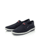 Blaue Rieker Herren Slipper B4554-14 mit einem Gummizug sowie Komfortweite G 1/2. Schuhpaar seitlich schräg.