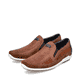 Braune Rieker Herren Slipper 09055-22 mit Gummizug sowie der Komfortweite G 1/2. Schuhpaar seitlich schräg.