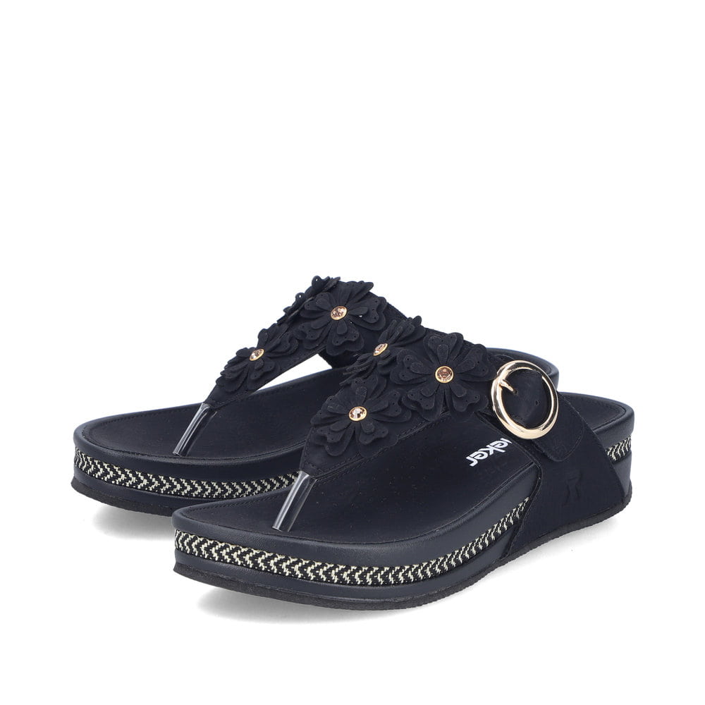 Schwarze vegane Rieker Damen Zehentrenner V1466-00 mit dekorativer Blume. Schuhpaar seitlich schräg.