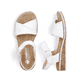 Weiße Rieker Keilsandaletten V3691-80 mit trendigen Schnalle. Schuh von oben, liegend.