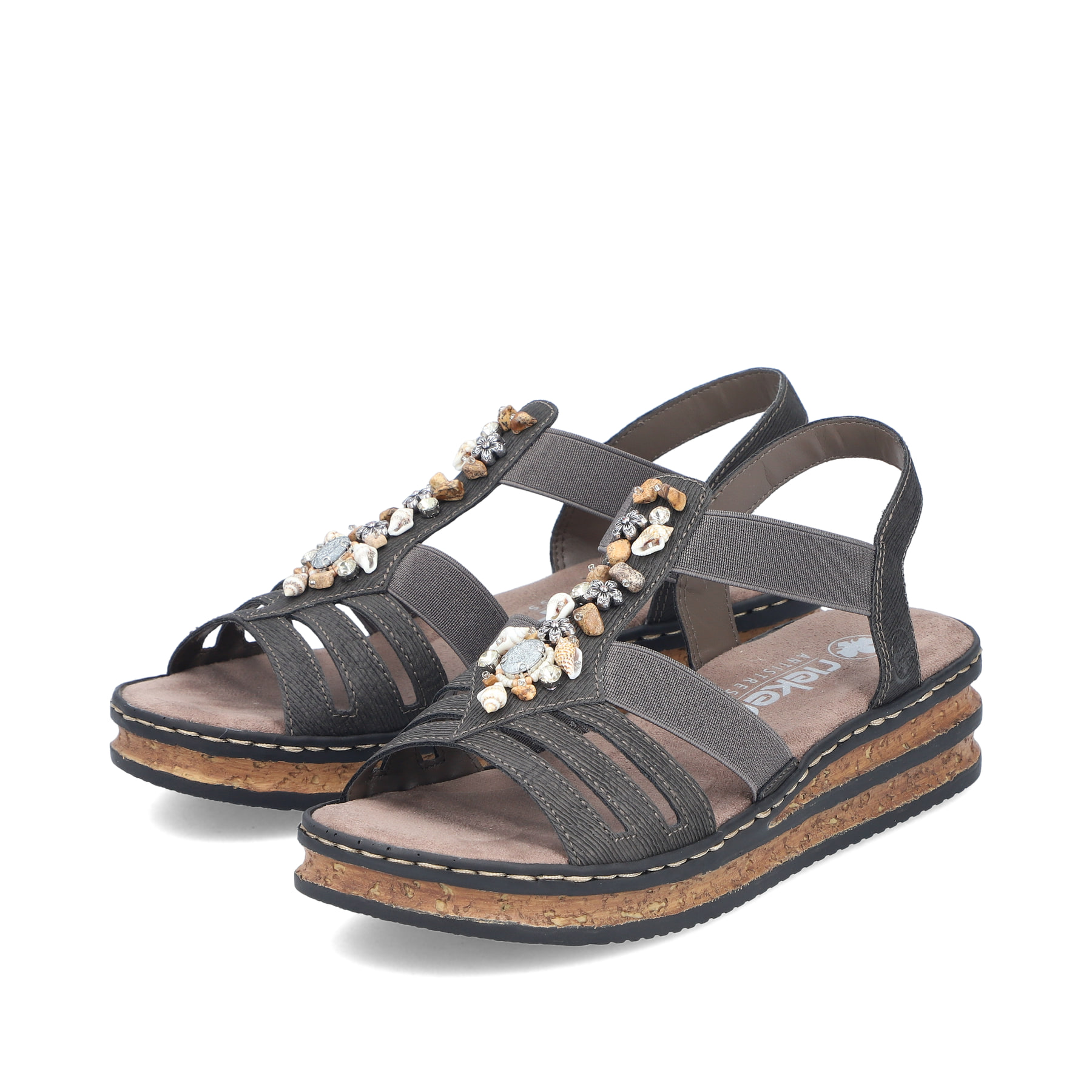 Graue Rieker Keilsandaletten 62949-45 mit Schmuckelementen sowie einem Gummizug. Schuhpaar seitlich schräg.