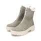 
Armeegrüne Rieker Damen Kurzstiefel X8572-52 mit einer Profilsohle. Schuhpaar schräg.