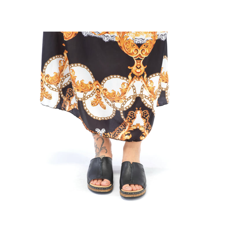 Schwarze Rieker Damen Pantoletten 629M9-00 mit moderner Spannnaht. Schuh am Fuß.