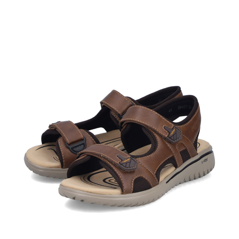Braune Rieker Herren Trekkingsandalen 26455-22 mit einem Klettverschluss. Schuhpaar seitlich schräg.