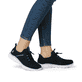Schwarze Rieker Damen Slipper M5065-00 mit Gummizug sowie ultraleichter Sohle. Schuh am Fuß.