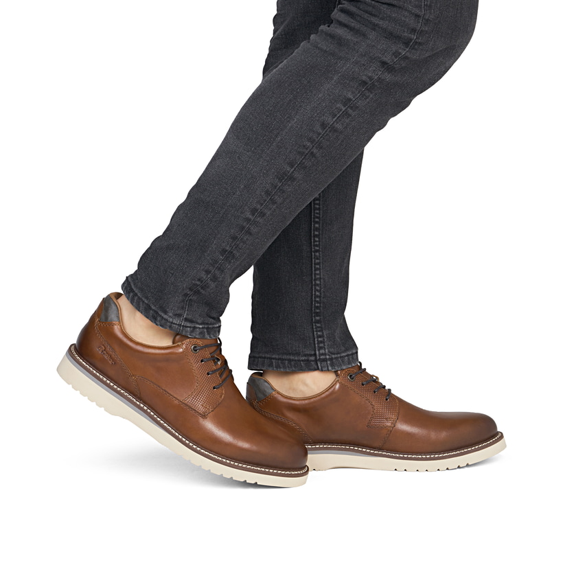 Chaussures à lacets Rieker marron pour hommes 04503-24 en cuir lisse. Chaussure au pied.