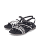 Schwarze vegane Rieker Damen Riemchensandalen 65262-00 mit einer Schnalle. Schuhpaar seitlich schräg.