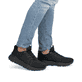 Schwarze Rieker Herren Sneaker Low U1303-00 mit Gummizug sowie flexibler Sohle. Schuh am Fuß.