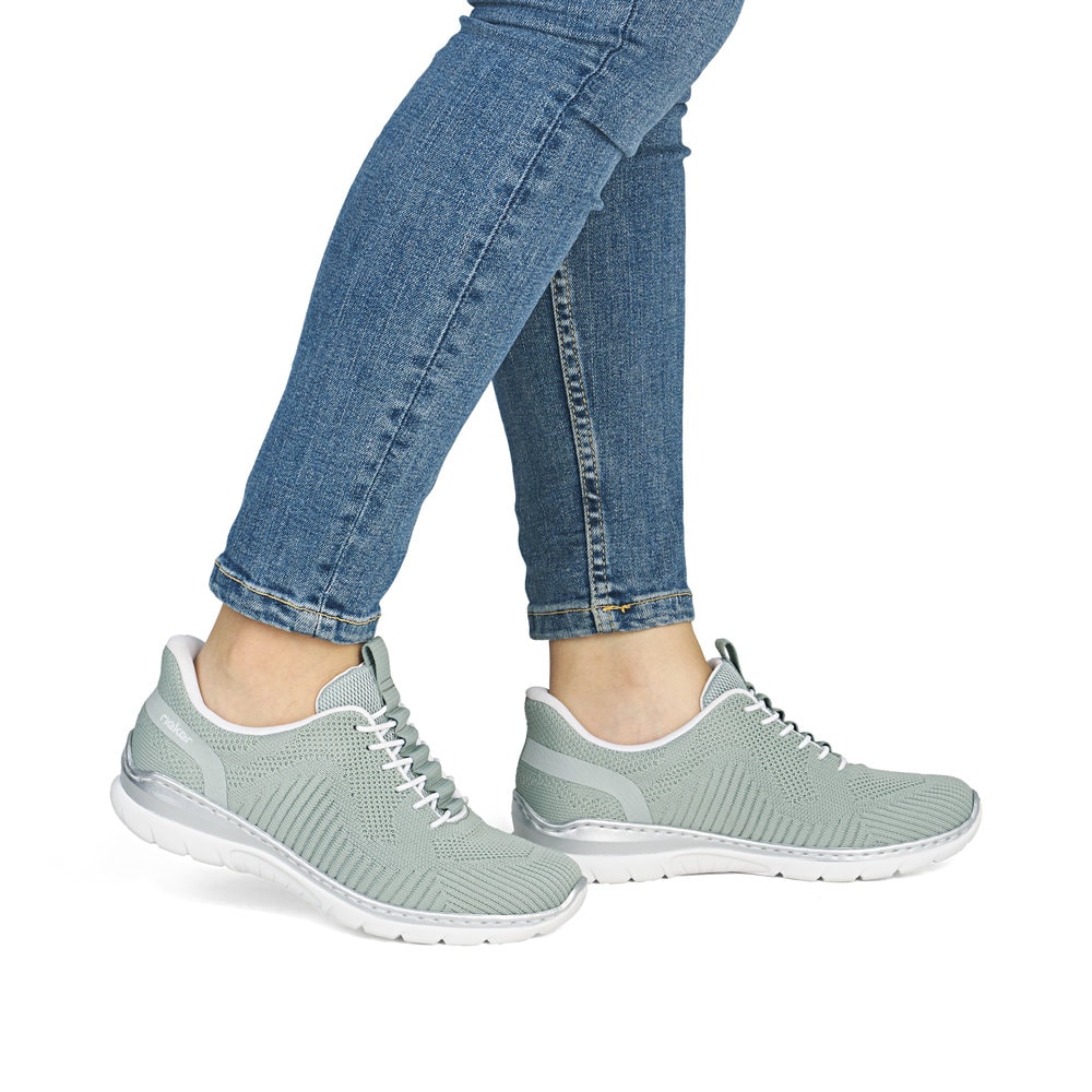 Mintgrüne Rieker Damen Slipper L3262-52 mit easy Hineinschlüpf-Möglichkeit. Schuh am Fuß.