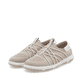 Beige Rieker Damen Slipper 42450-62 mit einem Gummizug sowie der Extraweite H. Schuhpaar seitlich schräg.