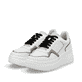 Weiße Rieker Damen Sneaker Low M7813-80 mit modernen Ziernähten sowie Schnürung. Schuhpaar seitlich schräg.